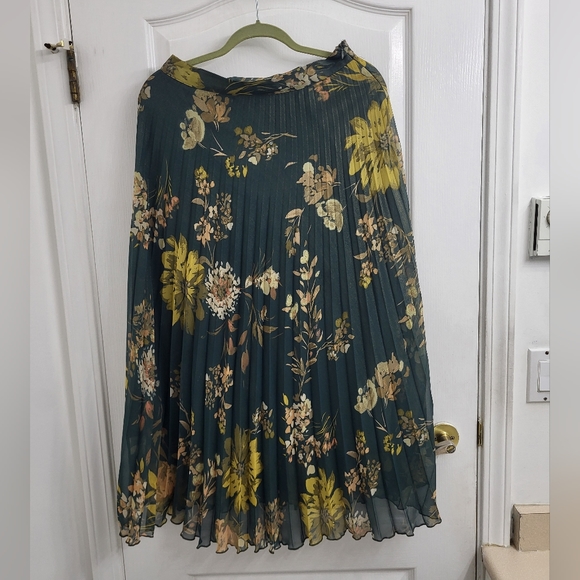 Zara Floral Pleaded Skirt Green Colour Foil Pattern Size Medeum - Picture 2 of 6
